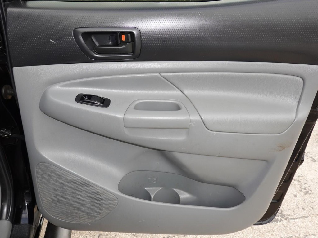 Toyota Tacoma Vehicle Full-screen Gallery Image 24