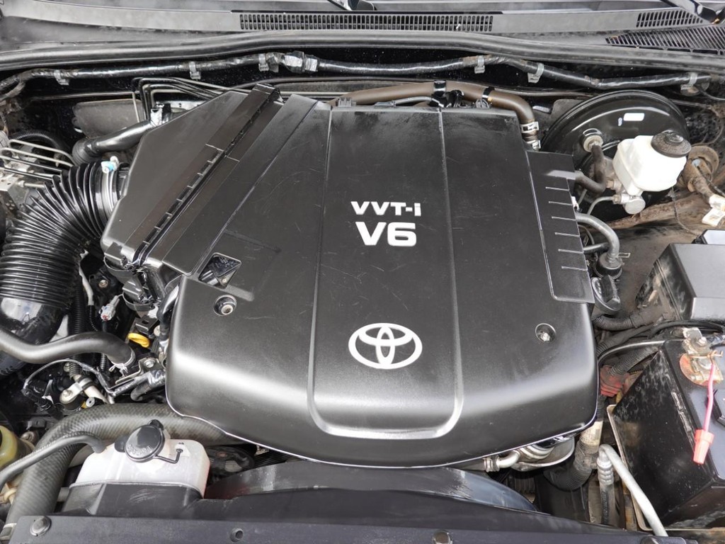 Toyota Tacoma Vehicle Full-screen Gallery Image 25