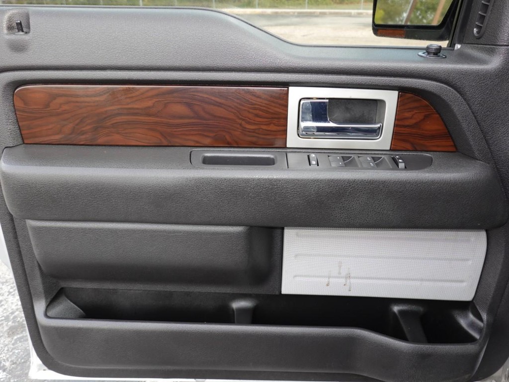 Ford F-150 Vehicle Full-screen Gallery Image 19