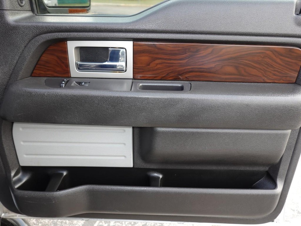 Ford F-150 Vehicle Full-screen Gallery Image 25