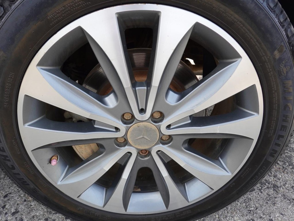 Mercedes-Benz GL-Class Vehicle Full-screen Gallery Image 09