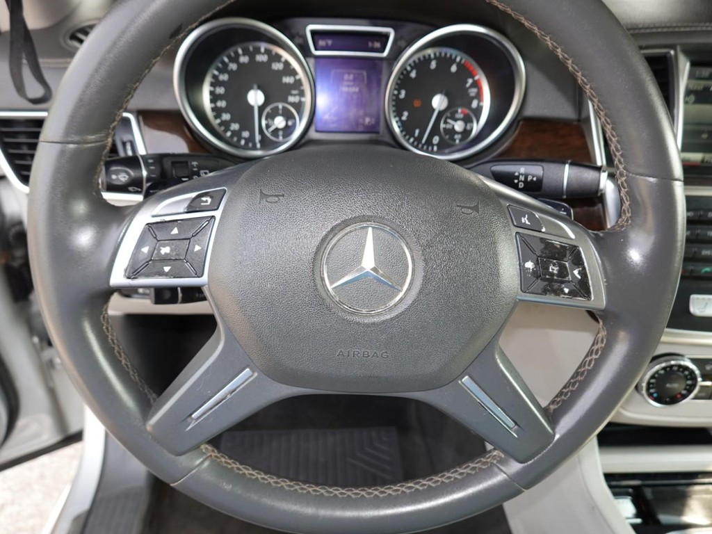 Mercedes-Benz GL-Class Vehicle Full-screen Gallery Image 13