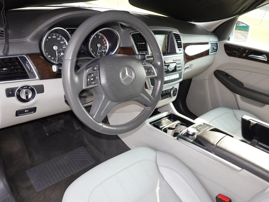 Mercedes-Benz GL-Class Vehicle Full-screen Gallery Image 18