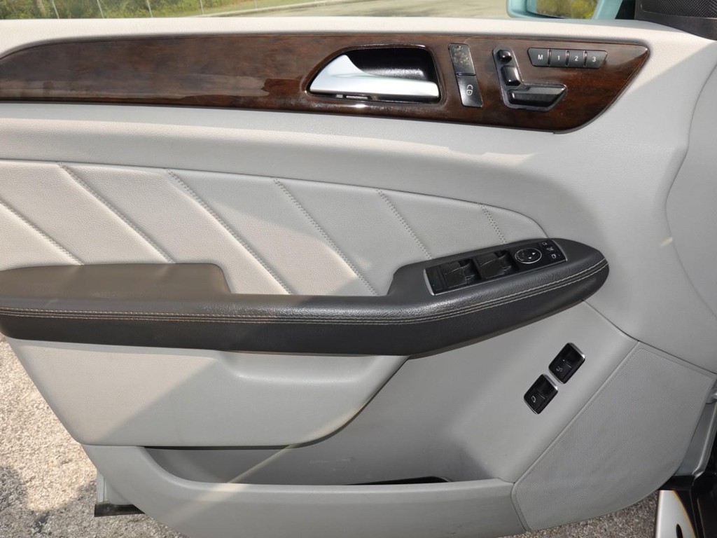 Mercedes-Benz GL-Class Vehicle Full-screen Gallery Image 19