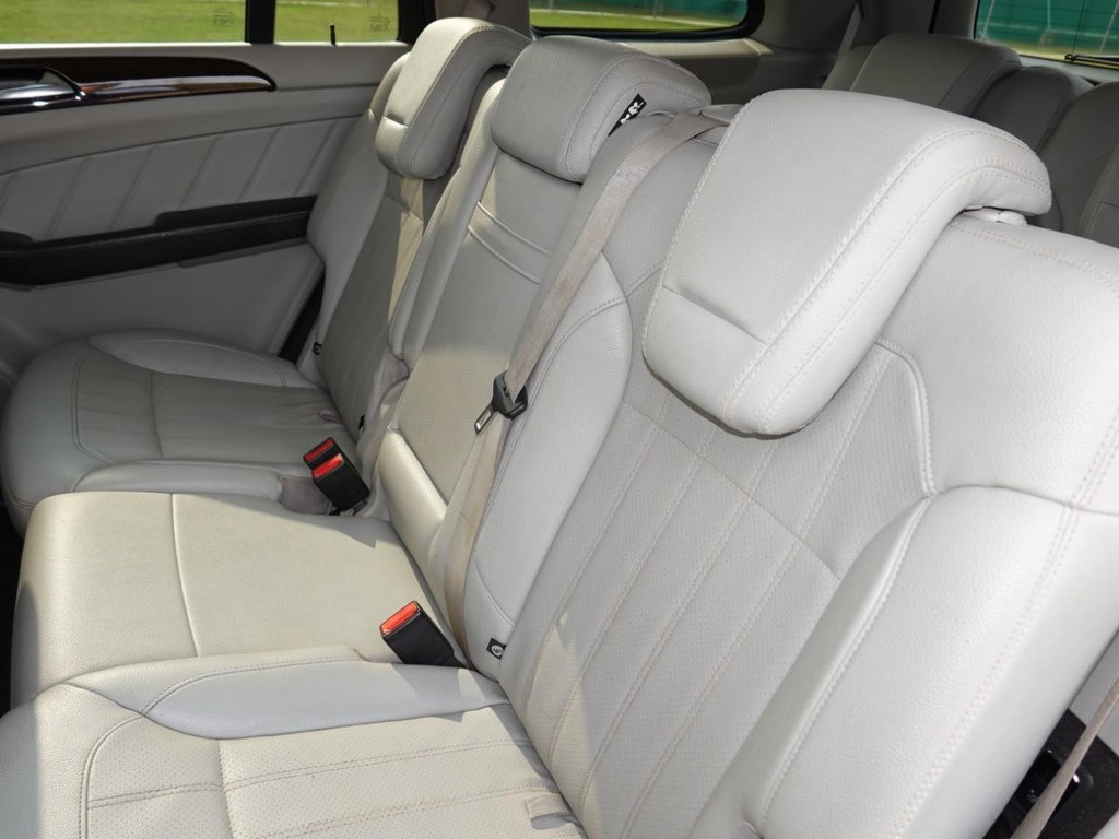 Mercedes-Benz GL-Class Vehicle Full-screen Gallery Image 20