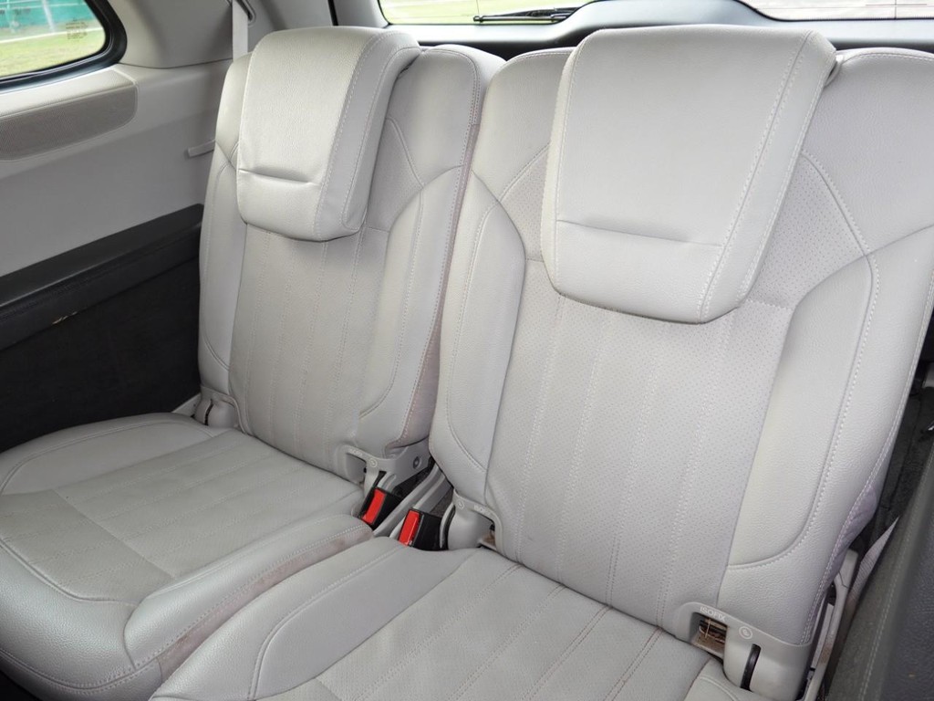 Mercedes-Benz GL-Class Vehicle Full-screen Gallery Image 22