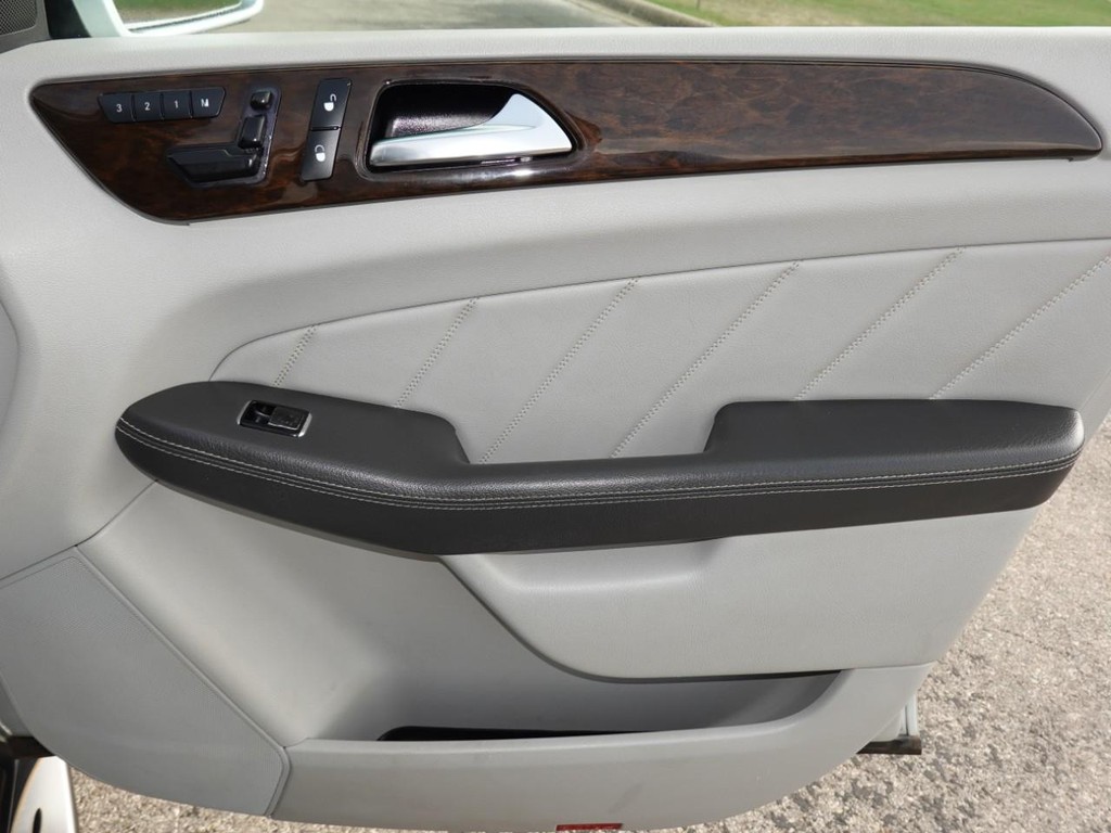 Mercedes-Benz GL-Class Vehicle Full-screen Gallery Image 25