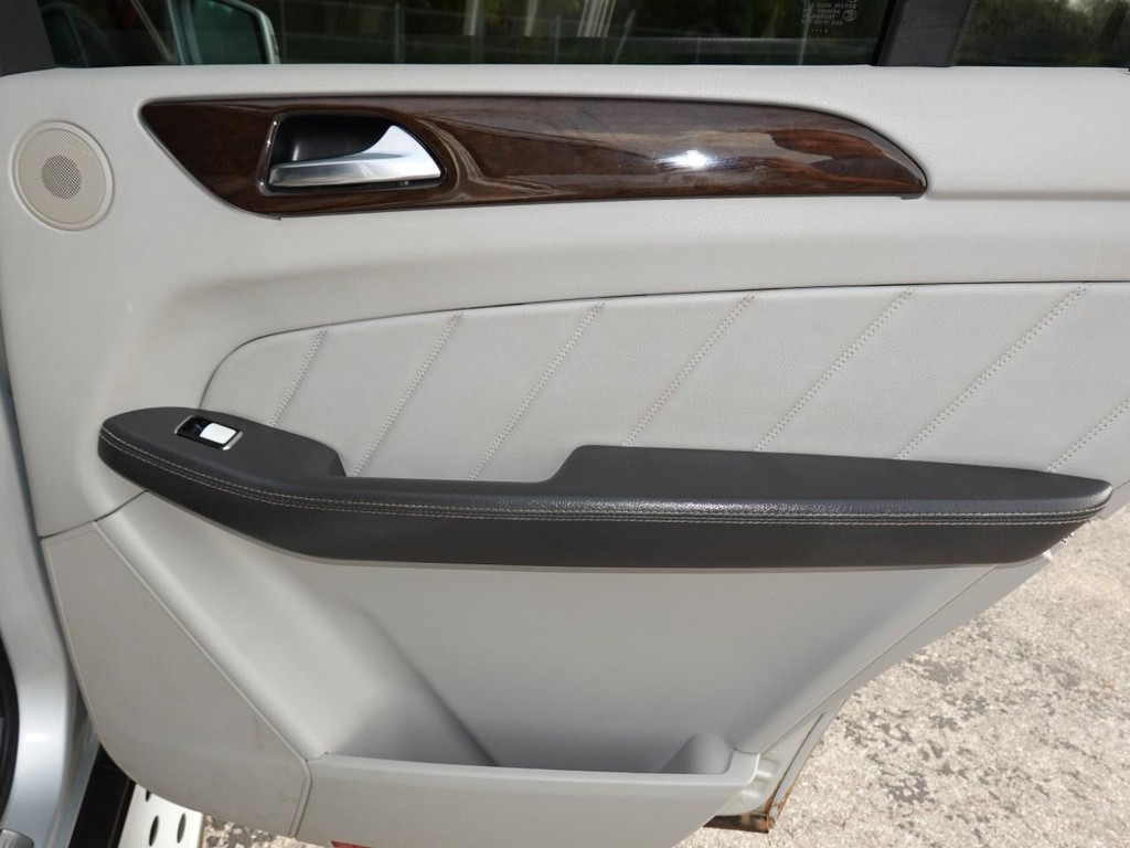 Mercedes-Benz GL-Class Vehicle Full-screen Gallery Image 27