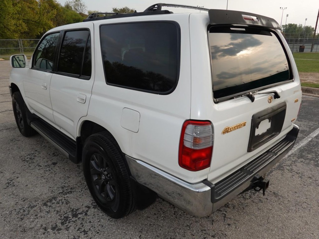 Toyota 4Runner Vehicle Full-screen Gallery Image 05