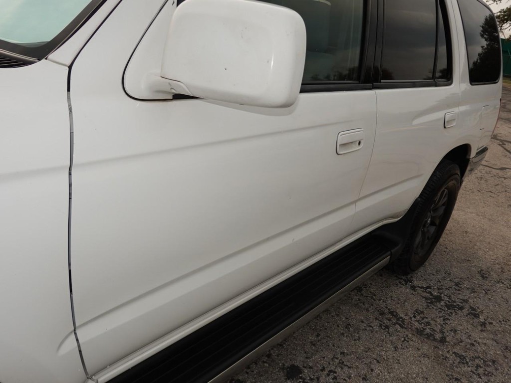 Toyota 4Runner Vehicle Full-screen Gallery Image 10