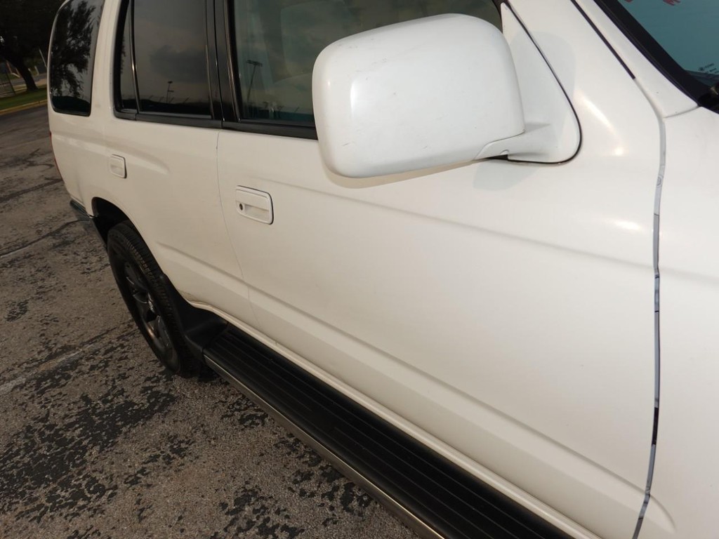 Toyota 4Runner Vehicle Full-screen Gallery Image 11