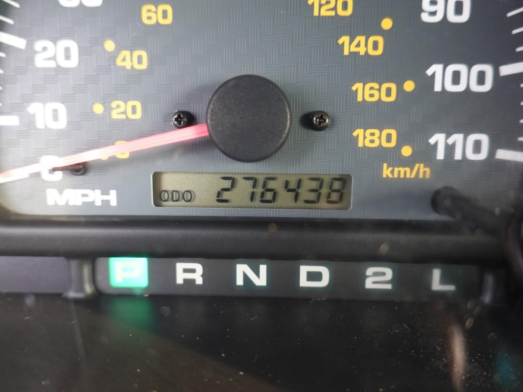 Toyota 4Runner Vehicle Full-screen Gallery Image 12