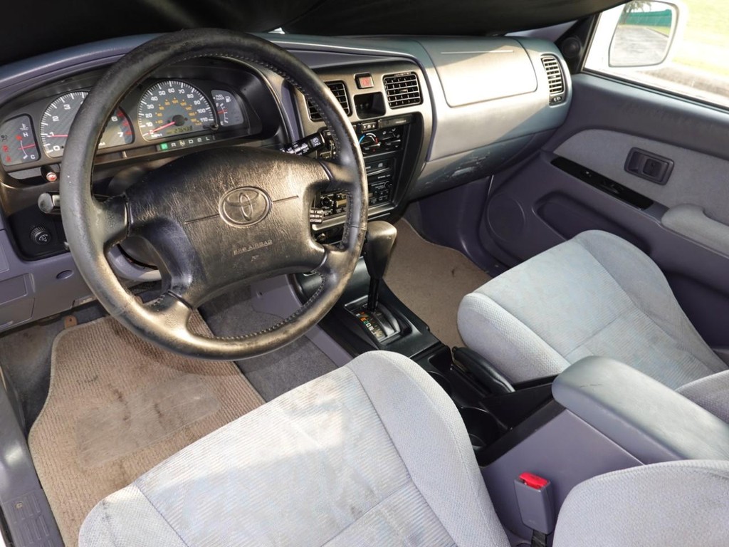 Toyota 4Runner Vehicle Full-screen Gallery Image 17