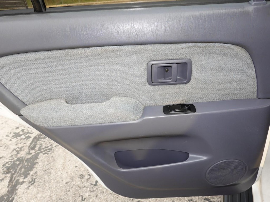 Toyota 4Runner Vehicle Full-screen Gallery Image 20