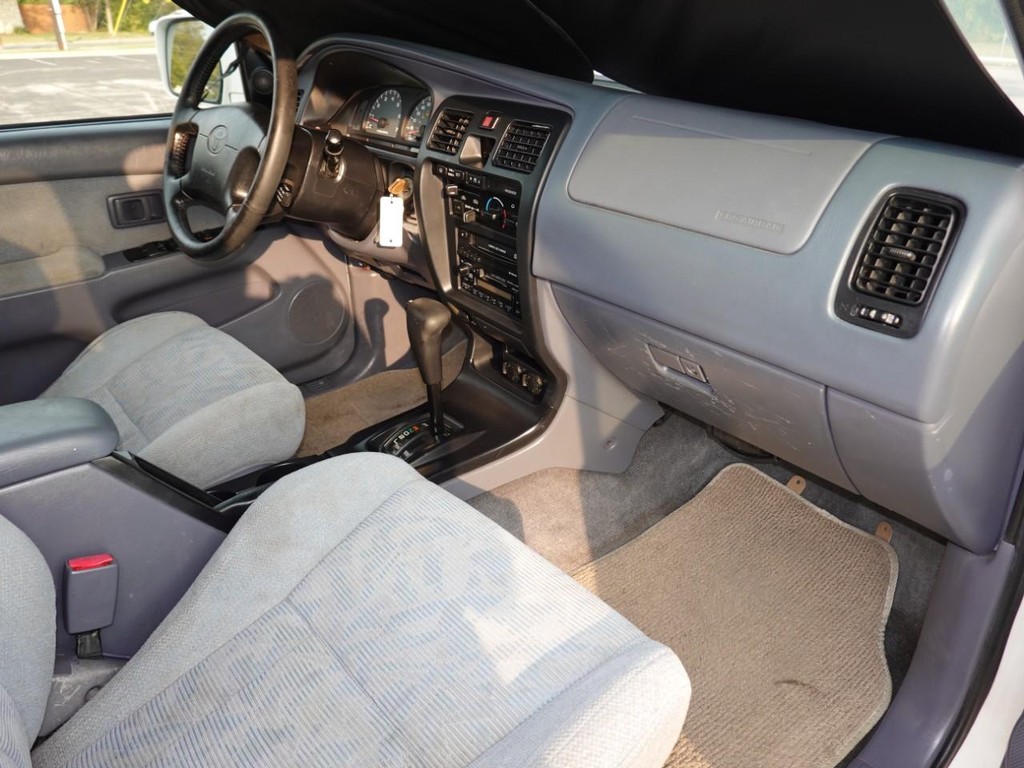 Toyota 4Runner Vehicle Full-screen Gallery Image 21