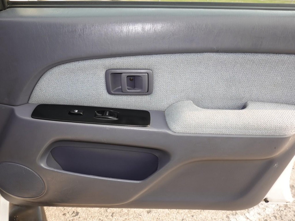 Toyota 4Runner Vehicle Full-screen Gallery Image 23