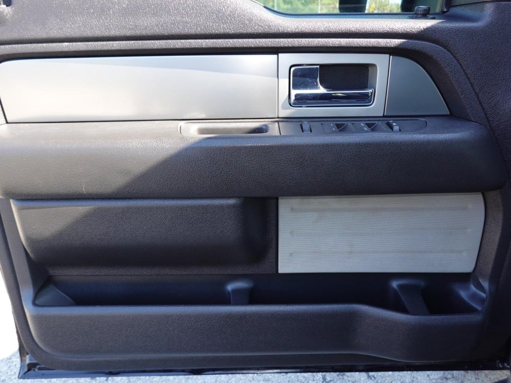 Ford F-150 Vehicle Full-screen Gallery Image 18