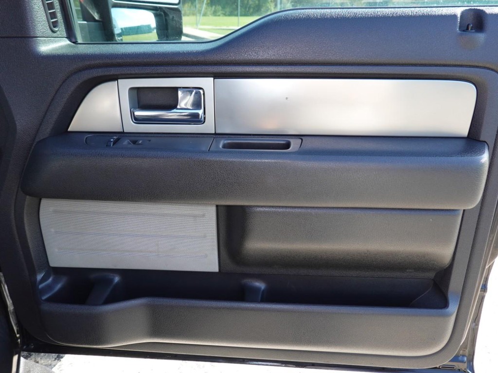 Ford F-150 Vehicle Full-screen Gallery Image 23