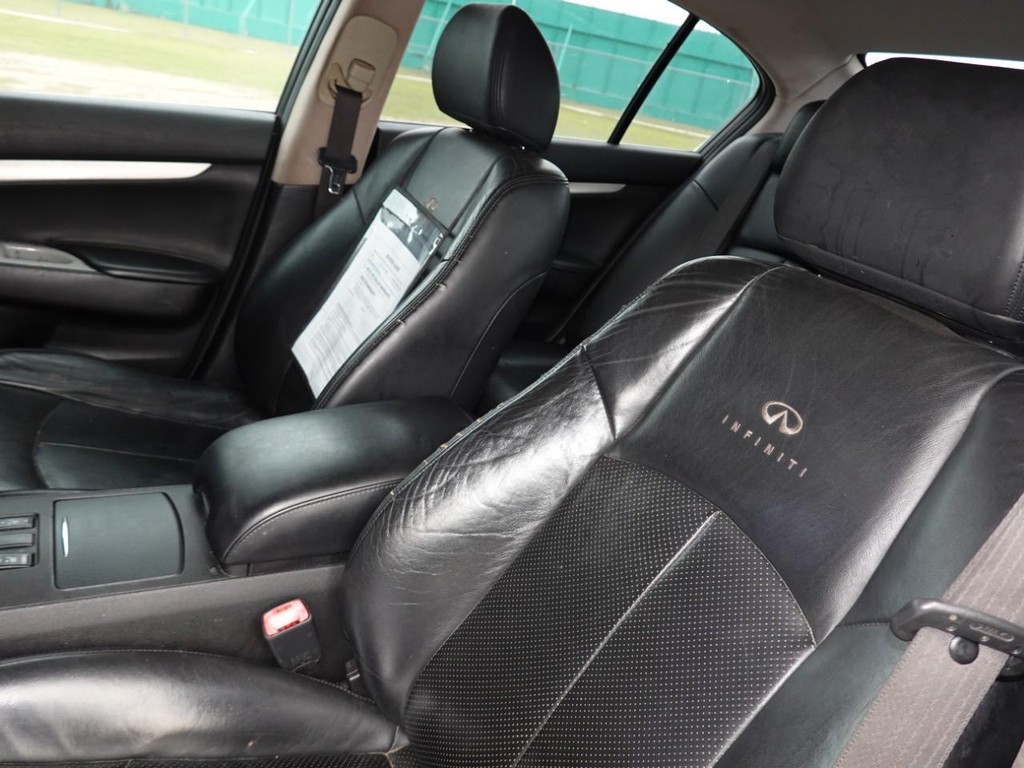 INFINITI G35 Sedan Vehicle Full-screen Gallery Image 14