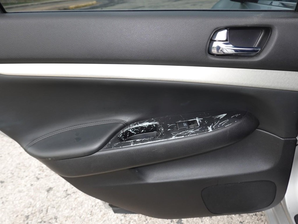 INFINITI G35 Sedan Vehicle Full-screen Gallery Image 19