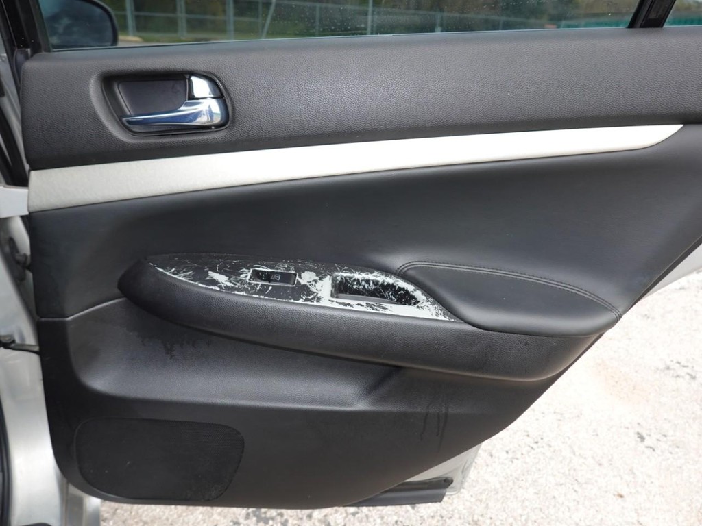 INFINITI G35 Sedan Vehicle Full-screen Gallery Image 24