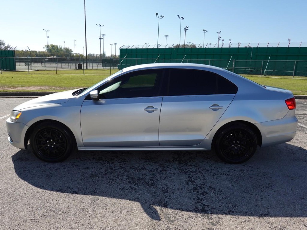 Volkswagen Jetta Sedan Vehicle Full-screen Gallery Image 04