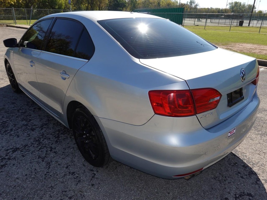 Volkswagen Jetta Sedan Vehicle Full-screen Gallery Image 05