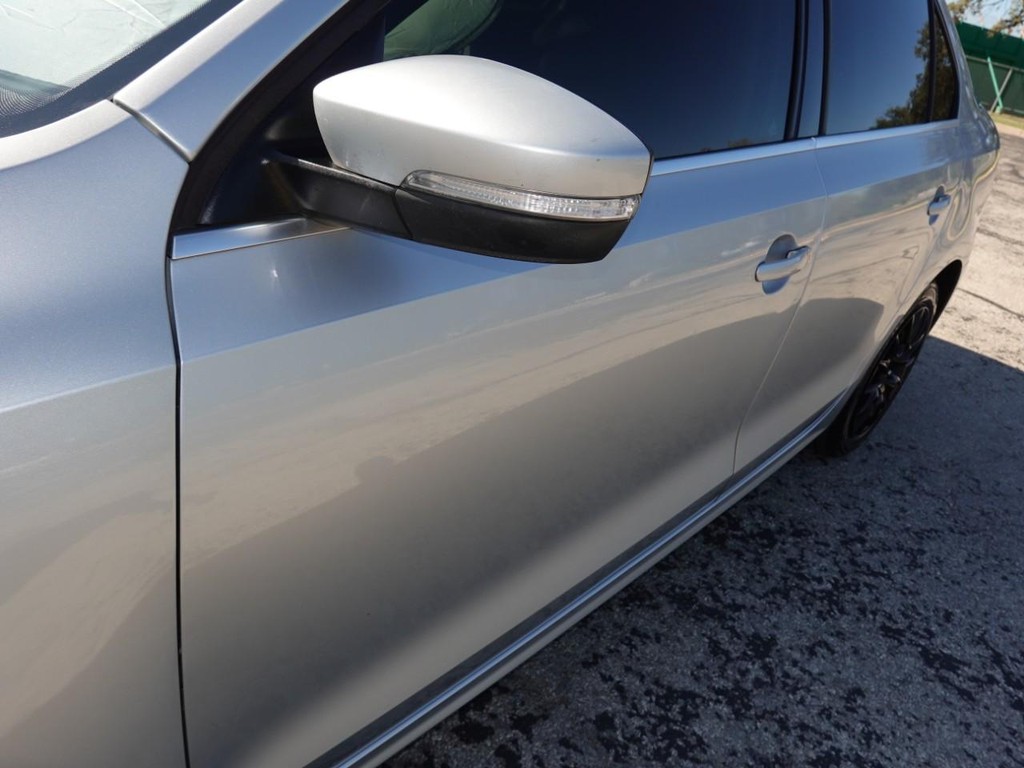 Volkswagen Jetta Sedan Vehicle Full-screen Gallery Image 10