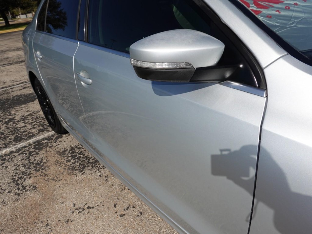 Volkswagen Jetta Sedan Vehicle Full-screen Gallery Image 11