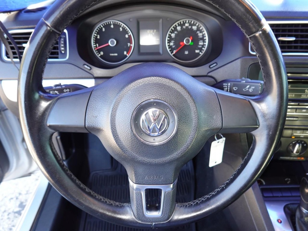 Volkswagen Jetta Sedan Vehicle Full-screen Gallery Image 13