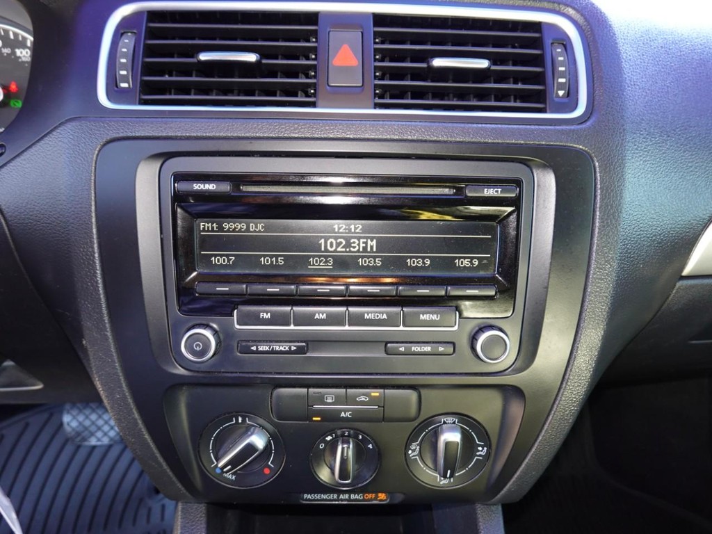 Volkswagen Jetta Sedan Vehicle Full-screen Gallery Image 14