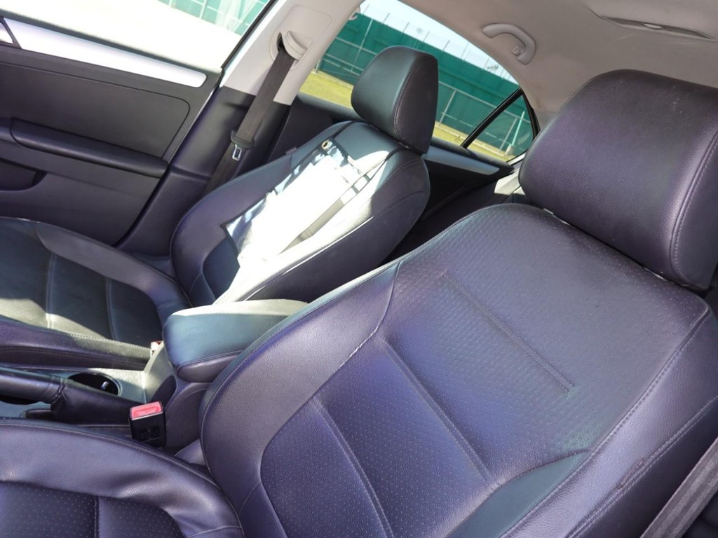 Volkswagen Jetta Sedan Vehicle Full-screen Gallery Image 15