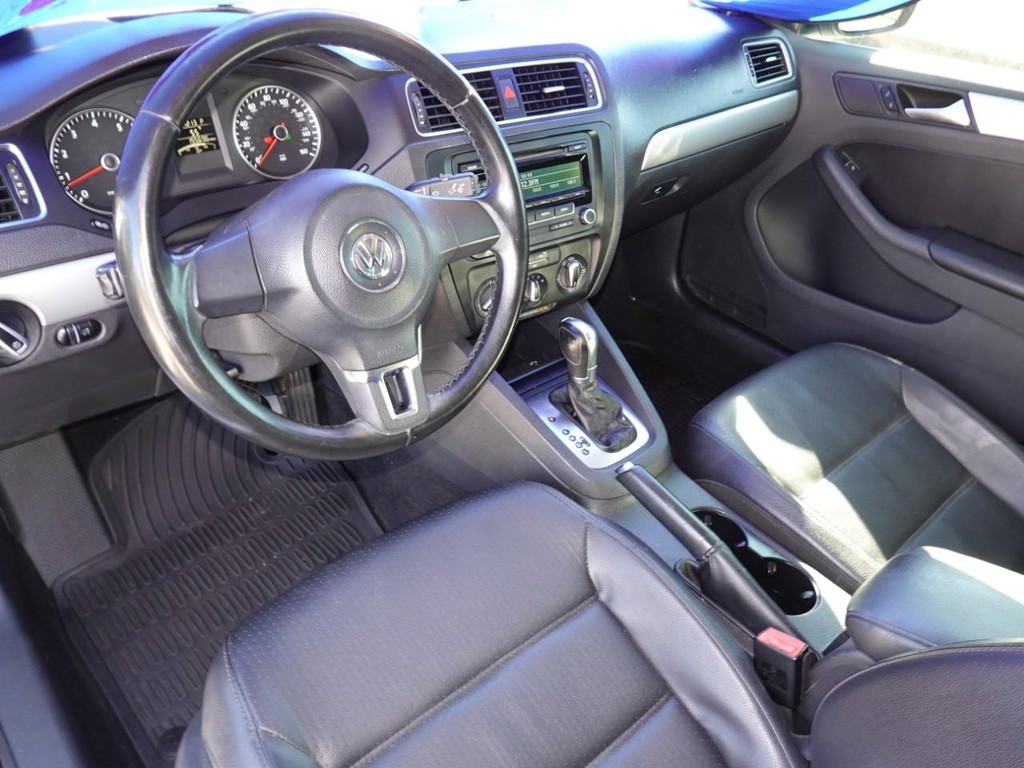 Volkswagen Jetta Sedan Vehicle Full-screen Gallery Image 16