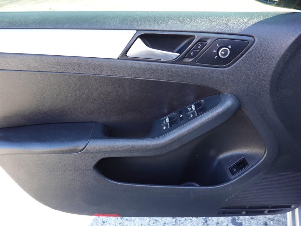 Volkswagen Jetta Sedan Vehicle Full-screen Gallery Image 17