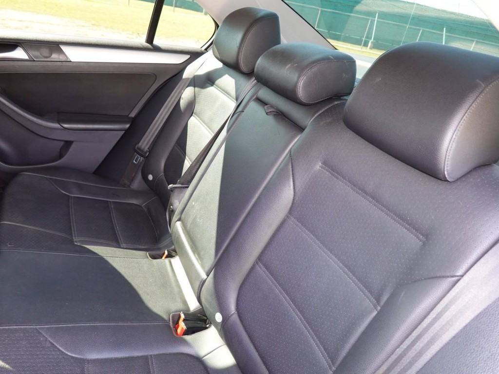 Volkswagen Jetta Sedan Vehicle Full-screen Gallery Image 18