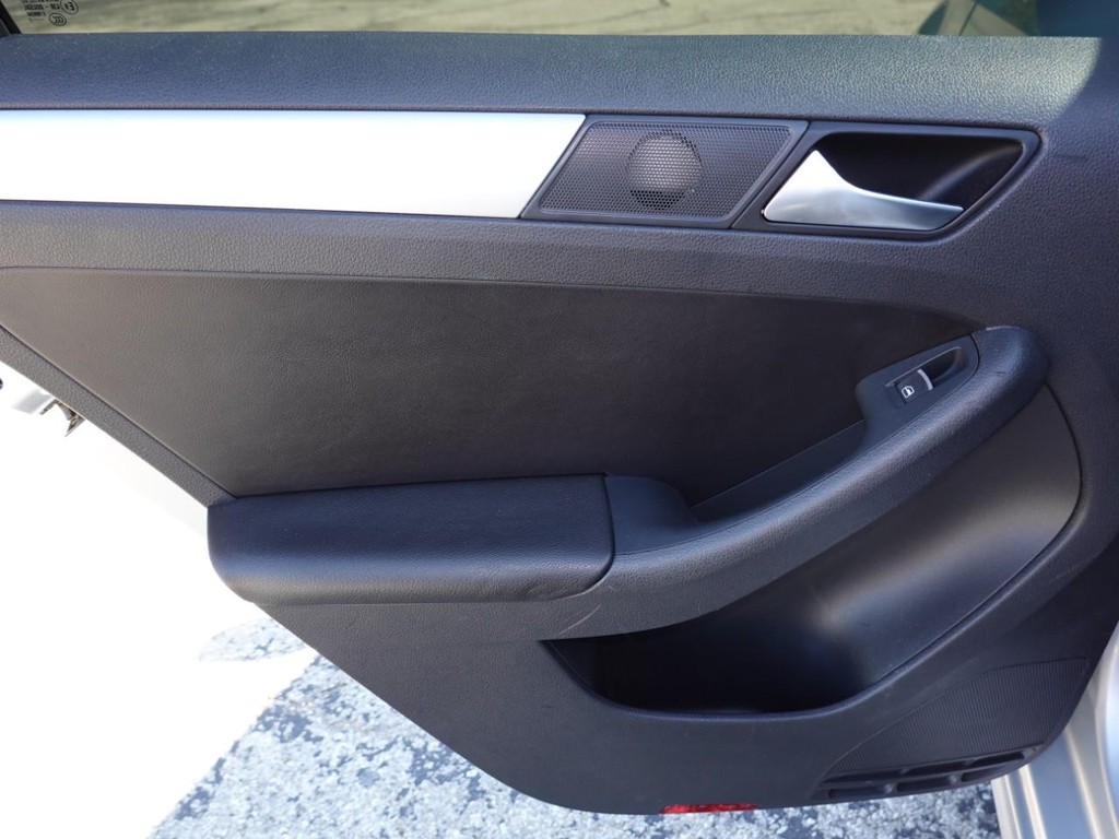 Volkswagen Jetta Sedan Vehicle Full-screen Gallery Image 19