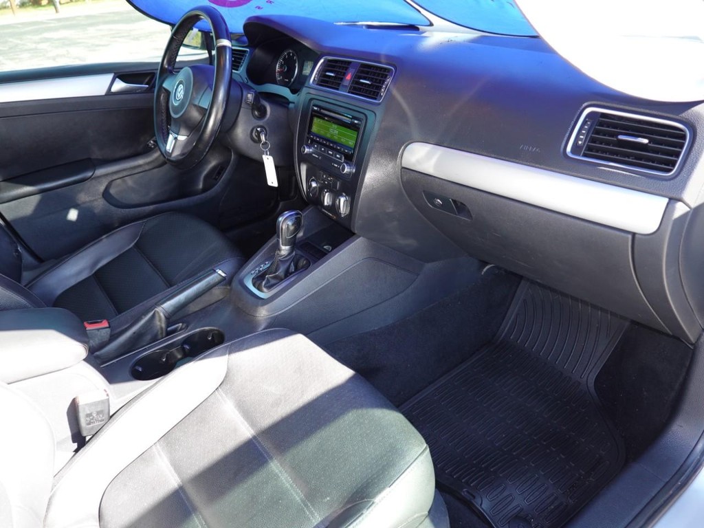 Volkswagen Jetta Sedan Vehicle Full-screen Gallery Image 20