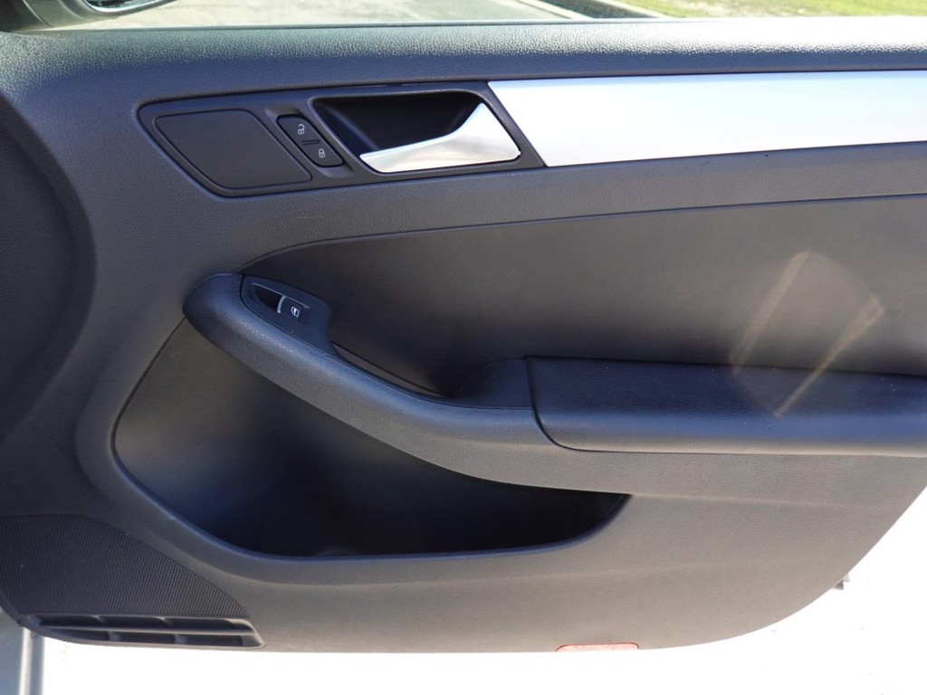 Volkswagen Jetta Sedan Vehicle Full-screen Gallery Image 22