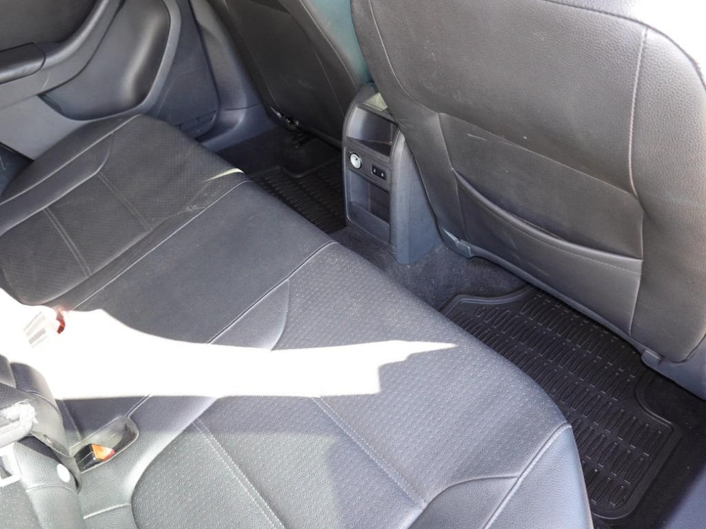 Volkswagen Jetta Sedan Vehicle Full-screen Gallery Image 23