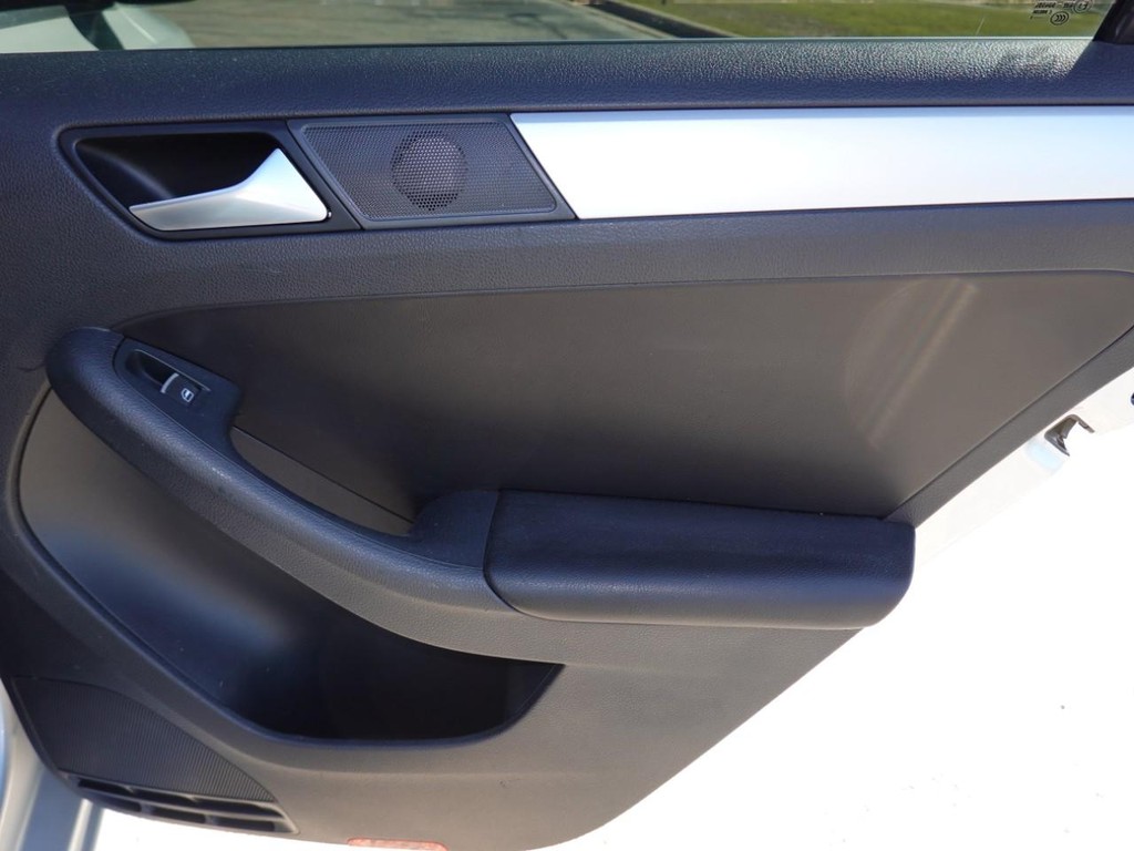 Volkswagen Jetta Sedan Vehicle Full-screen Gallery Image 24