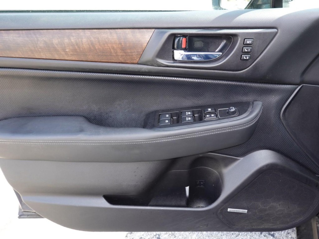 Subaru Outback Vehicle Full-screen Gallery Image 19