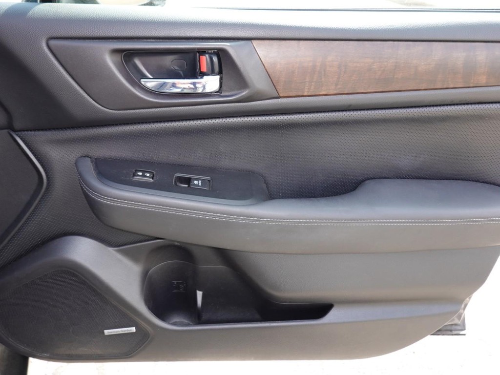 Subaru Outback Vehicle Full-screen Gallery Image 24