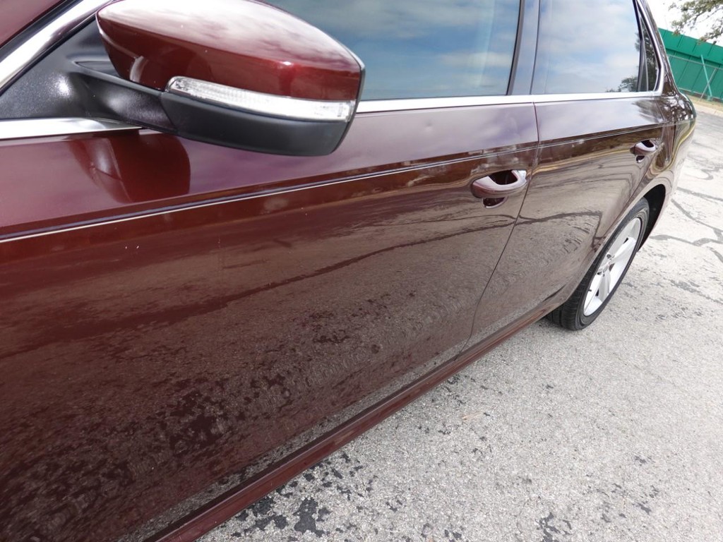 Volkswagen Passat Vehicle Full-screen Gallery Image 10