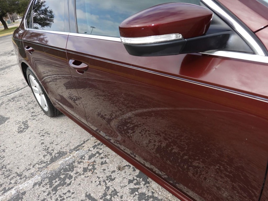 Volkswagen Passat Vehicle Full-screen Gallery Image 11