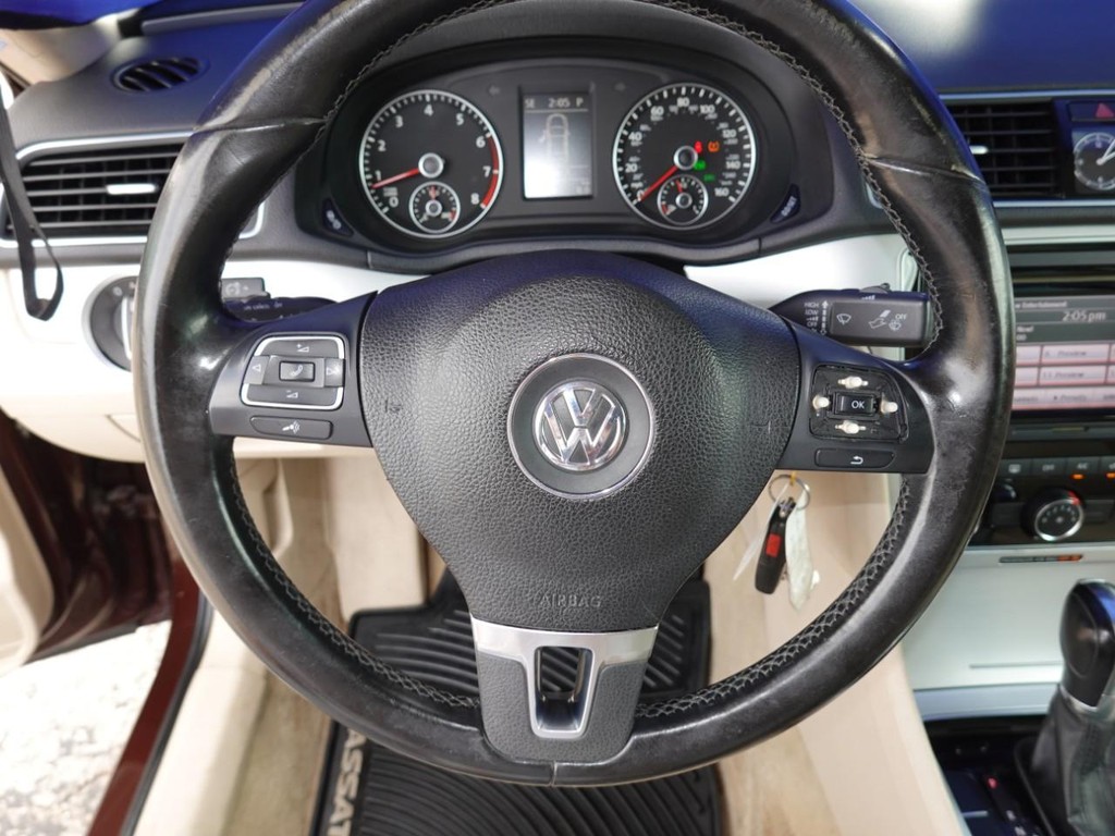 Volkswagen Passat Vehicle Full-screen Gallery Image 13