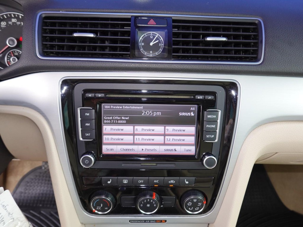 Volkswagen Passat Vehicle Full-screen Gallery Image 14