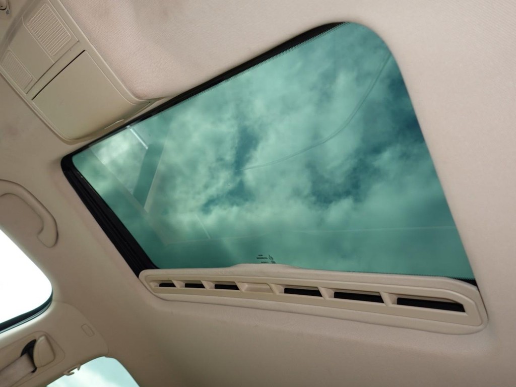 Volkswagen Passat Vehicle Full-screen Gallery Image 16