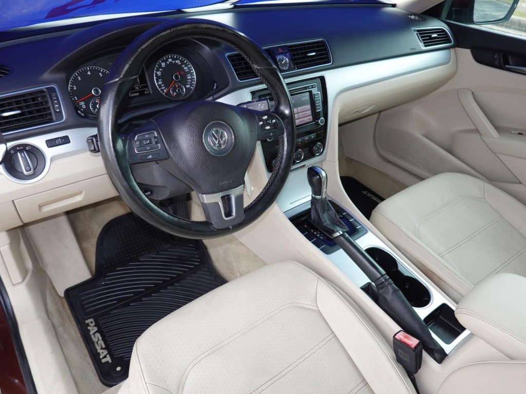 Volkswagen Passat Vehicle Full-screen Gallery Image 17