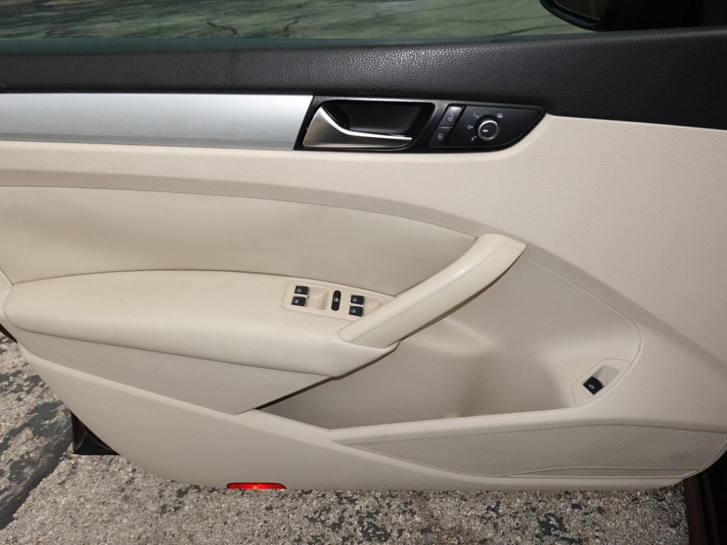 Volkswagen Passat Vehicle Full-screen Gallery Image 18