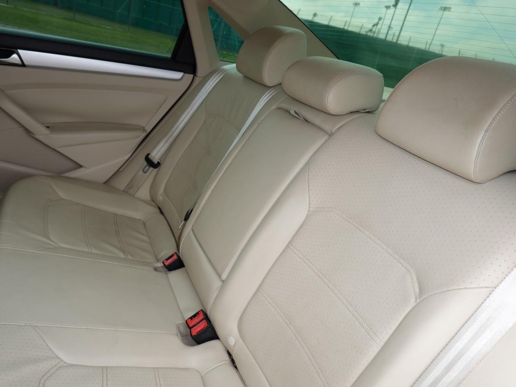 Volkswagen Passat Vehicle Full-screen Gallery Image 19
